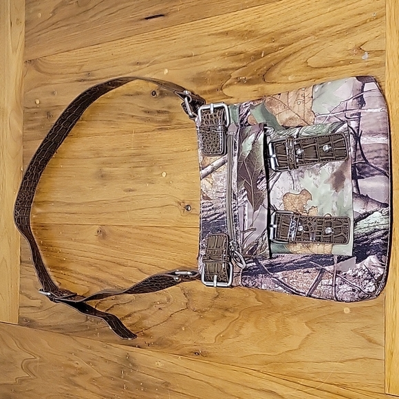 Realtree camo 9 pocket shoulder purse with adjustable strap - Picture 1 of 16